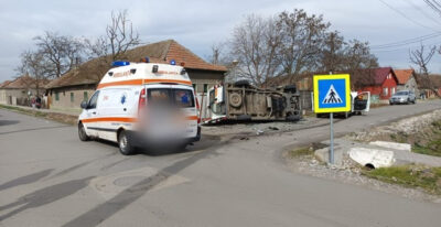 Accident rutier grav în Timiș: O ambulanță s-a răsturnat în urma unei coliziuni violente cu o mașină
