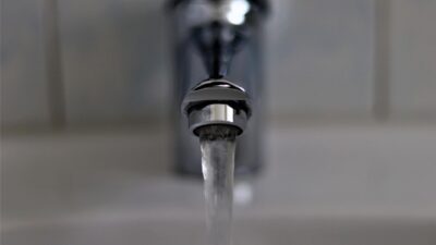 Alertă în Prahova! Apa de la robinet, interzisă după ce a fost găsit arsenic în probe! Localnicii primesc containere cu apă potabilă!pa