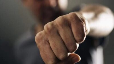 Scenă şocantă pe terenul de fotbal! O adolescentă atacată de un părinte în plină competiție!