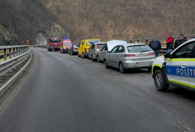 Traficul rutier blocat pe DN 7, Valea Oltului, din cauza unui accident cu cinci autoturisme în Călimănești