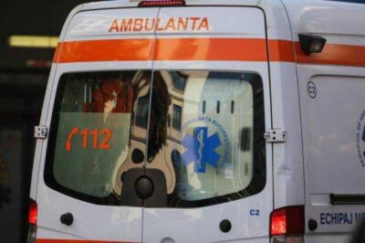 Un adolescent în stare critică după ce a fost descoperit în baia școlii cu alcool lângă el