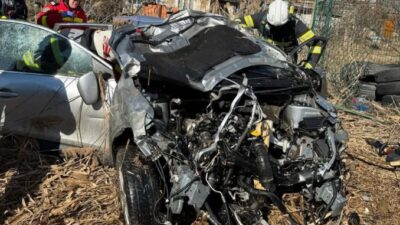 Accident dramatic în Piatra-Neamț! Un autoturism a zburat pe acoperișul unei case