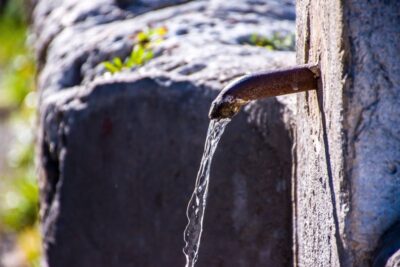 Izvorul tinereții din Neamț! Apa miraculoasă care menține pielea tânără