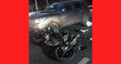 Accident în Ștefănești: două persoane rănite pe motocicletă după coliziunea cu două autoturisme – cine poartă responsabilitatea?