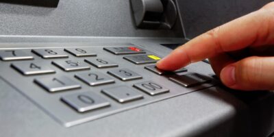 Numerarul revine în forță în România și India: ce se schimbă în bancomate din septembrie!