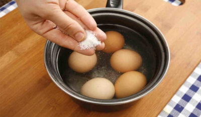 Trucul genial cu bicarbonat de sodiu care face ouăle fierte perfecte! Ce trebuie să faci ca să nu se mai decojească greu