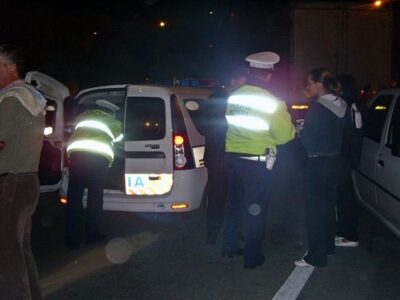 Incidentul surprinzător dintre doi polițiști din Marea Britanie! O polițistă, prinsă în flagrant în mașina de serviciu cu un coleg de 59 de ani