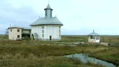 Izvorul tămăduitor din Smeeni: O tradiție de credință și pelerinaj