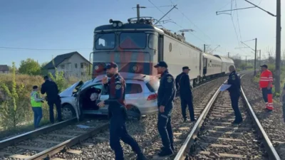 Masina a fost tarata zeci de metri pe calea ferata