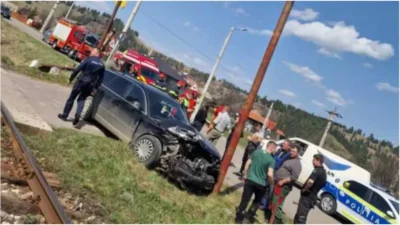 Accident feroviar la Gălăuțaș! Un tren Regio a lovit de autoturism, circulația oprită
