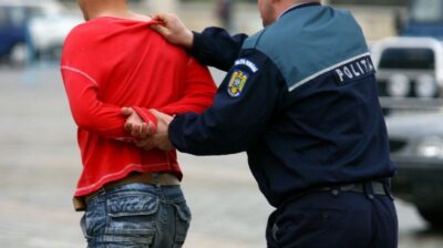 Tânăr de 19 ani și-a agresat și jefuit tatăl în mijlocul nopții! Ce au descoperit polițiștii după arestare!