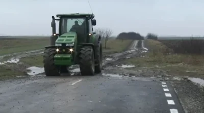 TRAGEDIE în Vrancea! Un bărbat MOARE strivit după ce s-a RĂSTURNAT cu tractorul. Detalii cutremurătoare