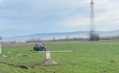 Accident grav pe DN 7C: Un bărbat din Cârțișoara a fost rănit după ce și-a răsturnat autoturismul în urma impactului cu un stâlp