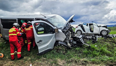 Accident rutier grav pe Drumul Național 13 din județul Brașov. Un mort și cinci răniți în urma unei coliziuni între un autoturism și un microbuz