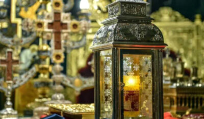 Sfeşnicul „neadormit” al Sfântului Mormânt arde de 17 veacuri: cum a devenit simbolul luminii care nu se stinge niciodată?