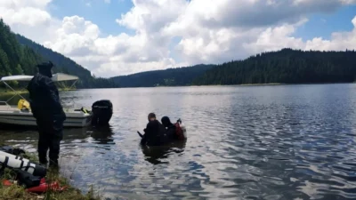 Pompier dispărut după răsturnarea unei hidrobiciclete la Siriu: două persoane salvate, dar miza rămâne viața salvatorului