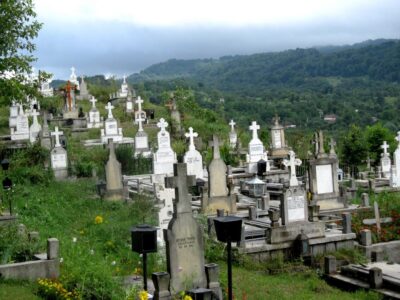 Atenție, botoșăneni amendați cu 4000 de lei după ce au făcut grătare în cimitir de Paștele Blajinilor! ce riscă dacă nu respectă legea!