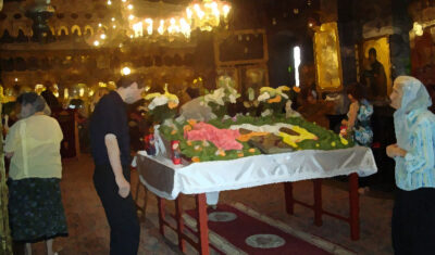 Trecerea pe sub masă în Vinerea Mare: gest de smerenie și renaștere sau superstiție?