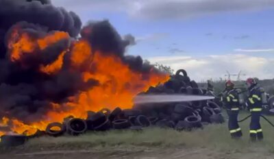 Incendiu devastator! 500 de anvelope cuprinse de flăcări, localnicii avertizați să nu iasă din case!