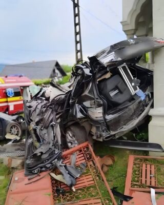 Tragedie în Argeș! Tânăr de 30 de ani a murit după ce a izbit cu mașina un copac și o dubă parcată!