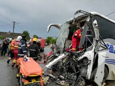 Impact devastator în Constanța! Autobuz plin de pasageri, lovit violent de o mașină – intervenție de urgență la fața locului!