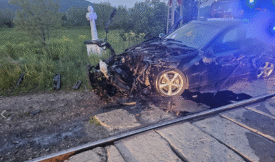 Sperietură zdravănă la o trecere de cale ferată din Suceava! Mașină lovită de tren, ocupanții au refuzat spitalizarea!