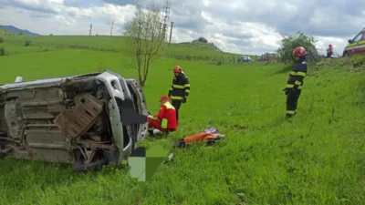 Ultima oră! Mașină răsturnată în Valea Mare Pravăț! Pompierii intervin pentru a asigura zona!