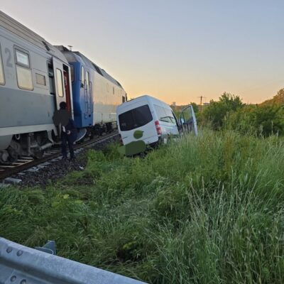 Accident în Pitești! Microbuz lovit de tren, 81 de persoane implicate, fără victime!