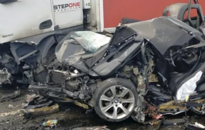 Breaking! BMW strivit de TIR! Trei răniți și trafic complet blocat