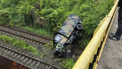 Accident grav pe DN 7CC! Camion răsturnat pe calea ferată, doi răniți și trafic blocat!