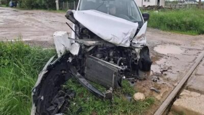 Mașină distrusă de tren! Accident înfiorător!