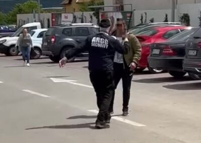 Imagini șocante în Alba Iulia! Agent de pază agresiv, bărbat lovit fără motiv în parcarea unui magazin!
