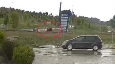 Accident spectaculos în Botoșani! Șofer răsturnat în sens giratoriu, salvat de un pompier aflat în zonă! Ce spun polițiștii despre cauze?