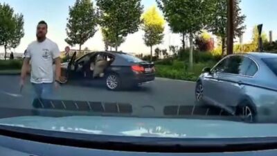 Scene șocante în Timișoara! Șofer de BMW a lovit o mașină cu ranga în mijlocul străzii!
