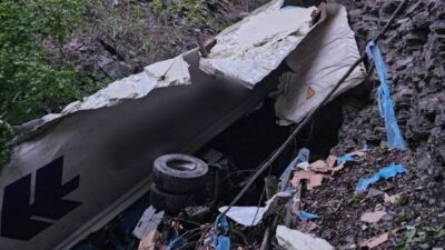 Accident grav pe DN1! Tir încărcat cu accesorii pentru vehicule grele a căzut într-o râpă adâncă de 130 de metri!