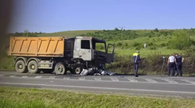 Accident mortal! O motociclistă și-a pierdut viața, iar o autoutilitară a luat foc în urma impactului!