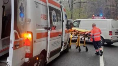 Accident grav pe DN 6! Trei persoane rănite după coliziunea frontală dintre un autoturism și un ansamblu de vehicule!