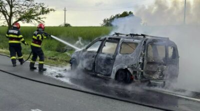 Mașină cuprinsă de flăcări violente! Trei persoane se aflau în interior!