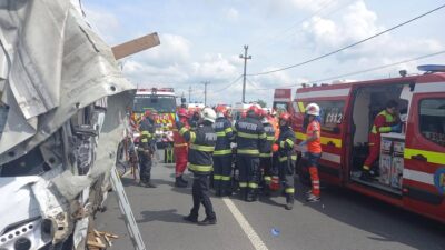 Accident grav între autocar și autocamion în Lețcani! 17 victime transportate la spital, una preluată de elicopterul SMURD!