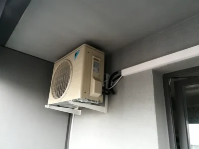 Femeie din Cluj acuzată că i-a furat vecinei balconul: „A schimbat yala și a montat un aparat de aer condiționat fără știrea mea!”
