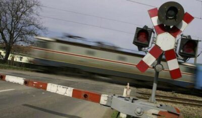 Pericol iminent pe calea ferată! Camion blocat, șoferul salvat de ceilalți șoferi!