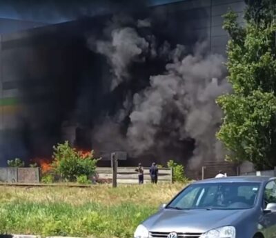 Incendiu puternic în Arad! Pompierii luptă cu flăcările lângă noul mall – două persoane blocate pe acoperiș!