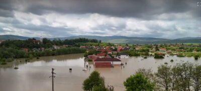 Alertă de cod roșu și portocaliu! Zeci de localități evacuate din cauza viiturilor care mătură Covasna și alte județe!