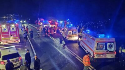 Accident cumplit pe E85 în Bacău! Două autocare și o autoplatformă implicate, un mort și mai mulți răniți!