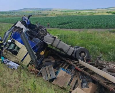 Tir făcut zob pe A1 după explozia unei anvelope! Circulația afectată temporar, ancheta continuă!