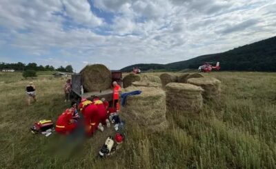 Bărbat de 44 de ani din Buzad, Timiș, a murit după ce a fost prins sub un balot de paie