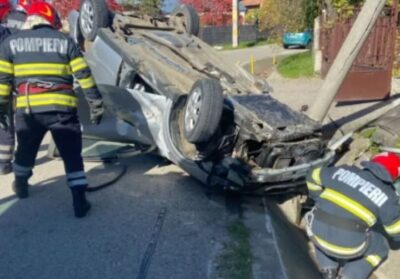 Șofer rănit după ce a lovit trei mașini parcate și s-a răsturnat în Petroșani! Intervenție de urgență a pompierilor!