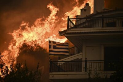 Atena, în flăcări! Turiști evacuați de urgență din cauza incendiilor devastatoare