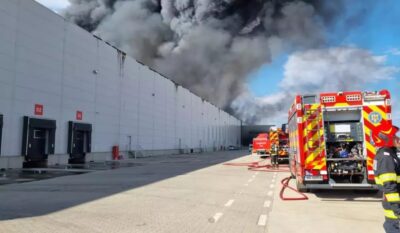 Incendiu uriaș la depozitul Shein de pe autostrada A1! Nove localități avertizate prin RO-ALERT din cauza fumului toxic!