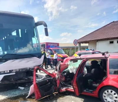 Tragedie pe DN1! Doi morți după impactul dintre un autoturism și un autocar!